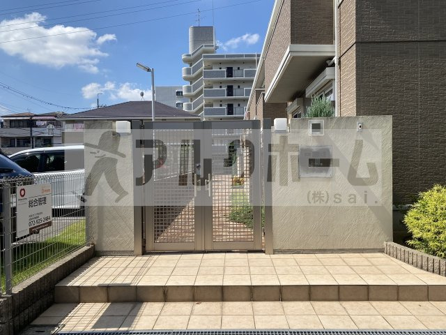D-ROOM青山 A棟のエントランス