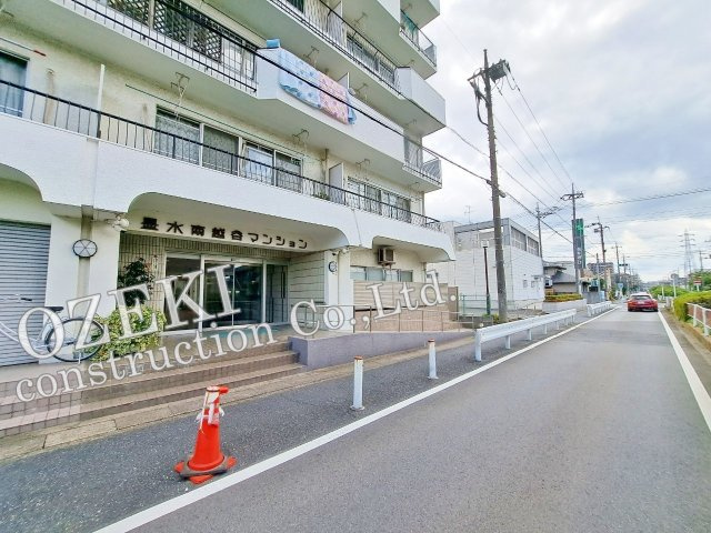 墨水南越谷マンションのエントランス