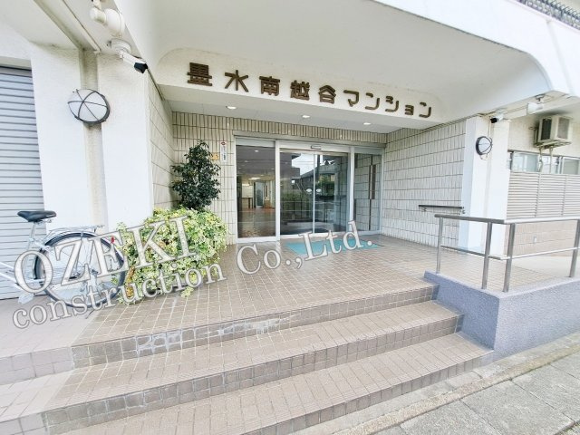 墨水南越谷マンションのエントランス