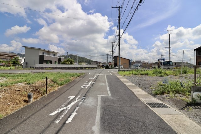 足利市八椚町の売地の前面道路含む現地写真