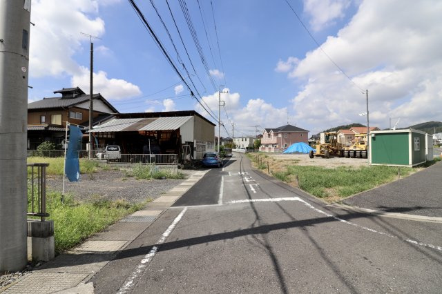 足利市八椚町の売地の前面道路含む現地写真