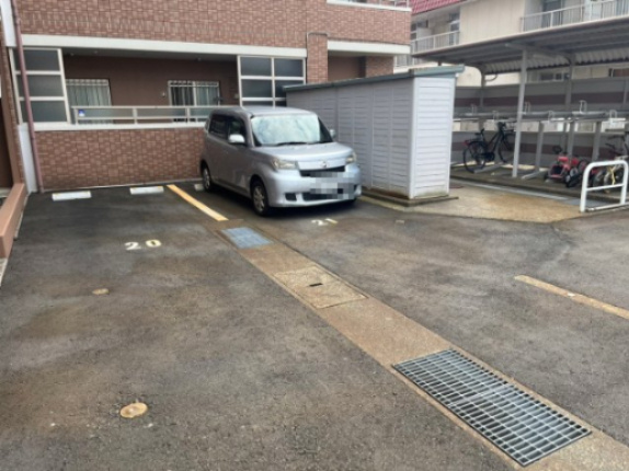 ロアール文京五丁目の駐車場|21番はマンション出入口ドア付近でとても便利です。雪の日にも安心の融雪機能付き！