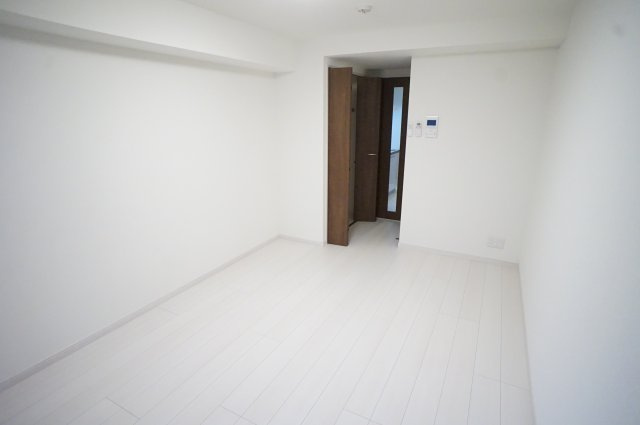 プリズム14番館の居間・リビング|通り沿いの明るいお部屋