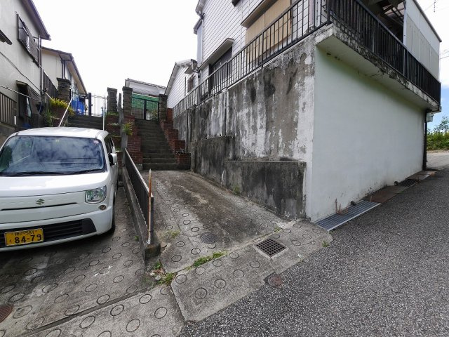 緑町3丁目貸家の駐車場|小型車1台