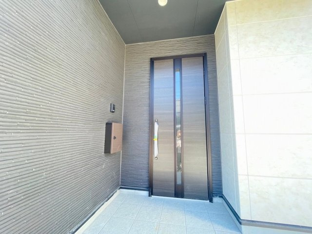 北葛飾郡松伏町松伏　新築戸建　全3棟　2号棟のエントランス|玄関アプローチ