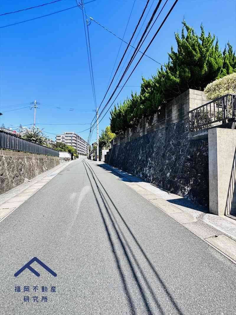 宗像市自由ヶ丘2丁目　戸建ての前面道路含む現地写真