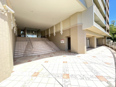 【エントランス】 | ロイヤルアーク泉ヶ丘 | 美しく重厚感のある外観のマンションです。