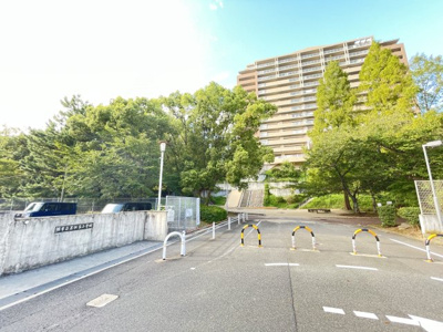 【外観】 | ロイヤルアーク泉ヶ丘 | マンション裏が公園、緑豊かな立地です。