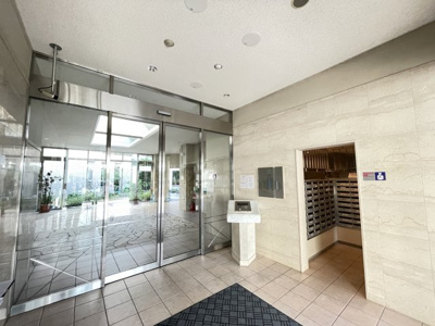 【エントランス】 | ロイヤルアーク泉ヶ丘 | 住人の暮らしを守るマンションセキュリティ設備あり。