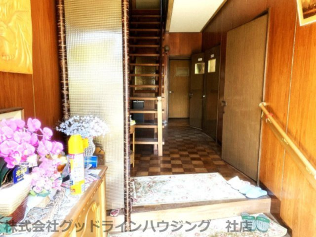 上滝野戸建（家庭菜園付）の玄関|手すり付きで安心です
