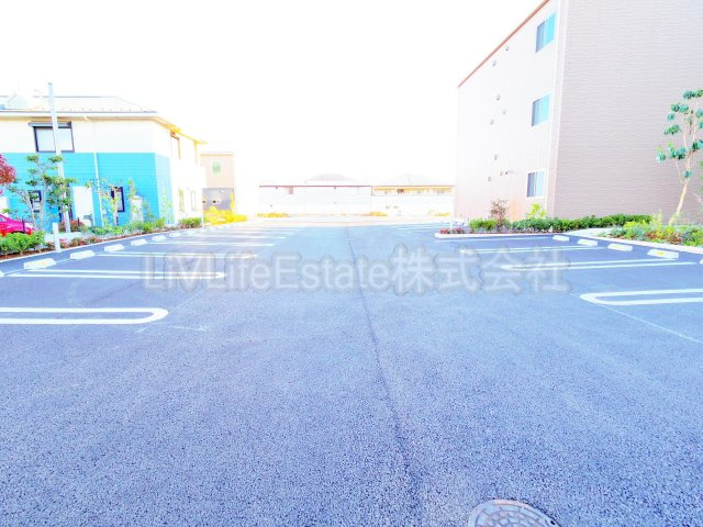 東村山市廻田町４丁目の賃貸マンションの駐車場