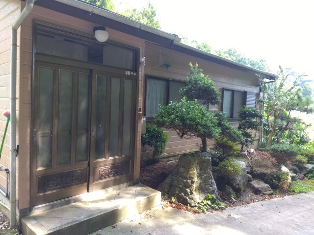中古戸建　賀茂郡西伊豆町仁科の外観|玄関は引き戸なので荷物の出し入れが楽です。風の入れ替えも出来て便利です。