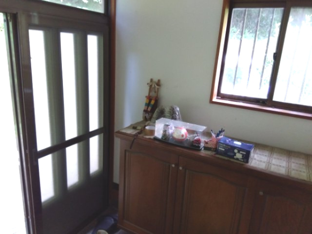 中古戸建　賀茂郡西伊豆町仁科の玄関|備え付けのシューズボックスがあるので収納がたっぷりあります。