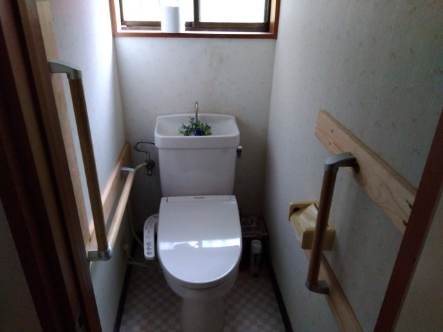 中古戸建　賀茂郡西伊豆町仁科のトイレ|トイレには窓があり明るい室内です。手摺が付いておりバリアフリーになっています。