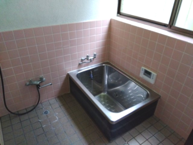 中古戸建　賀茂郡西伊豆町仁科の浴室|窓があるので明るい室内です。ピンクのタイルがアクセントで可愛いです。