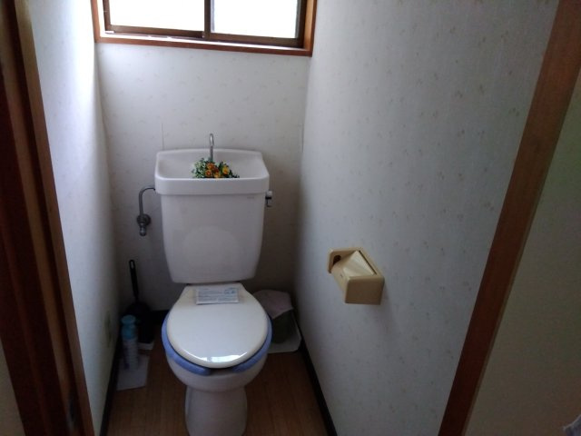 中古戸建　賀茂郡西伊豆町仁科のトイレ|2階のトイレです。窓があるので明るい室内です。
