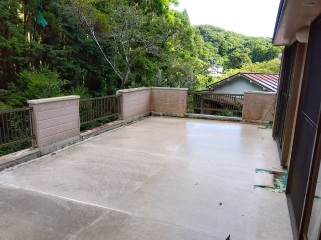 中古戸建　賀茂郡西伊豆町仁科のバルコニー|広いバルコニーがあります。家族・友人とバーベキューが楽しめます。夏にはプールもおすすめです。