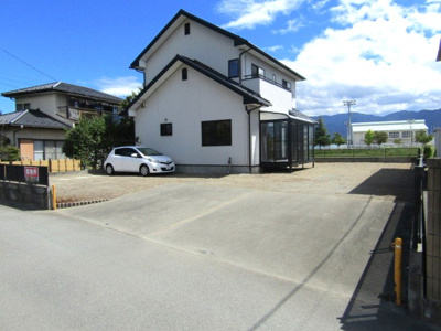 【前面道路含む現地写真】 | 【再生住宅】　中央市西花輪 | 前面道路含む現地写真です