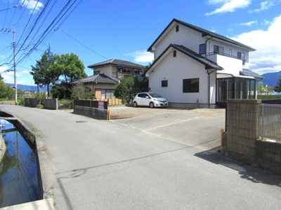 【前面道路含む現地写真】 | 【再生住宅】　中央市西花輪 | 前面道路含む現地写真です