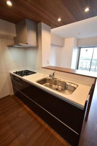 グランレブリー桂川グレイスレジデンスのキッチン|3口ガスコンロ付きシステムキッチン