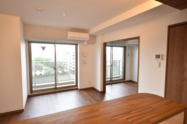 グランレブリー桂川グレイスレジデンスの居間・リビング