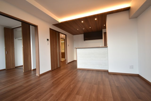 グランレブリー桂川グレイスレジデンスの居間・リビング