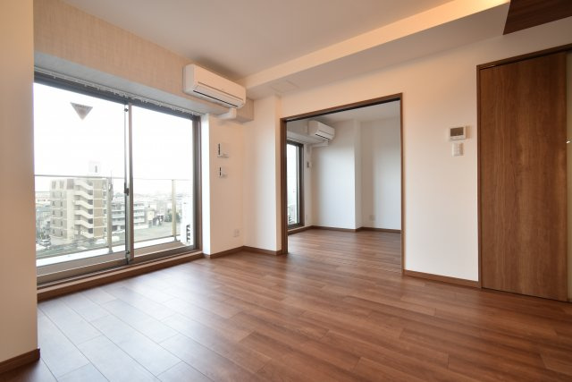 グランレブリー桂川グレイスレジデンスの居間・リビング