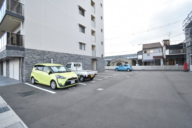 グランレブリー桂川グレイスレジデンスの駐車場