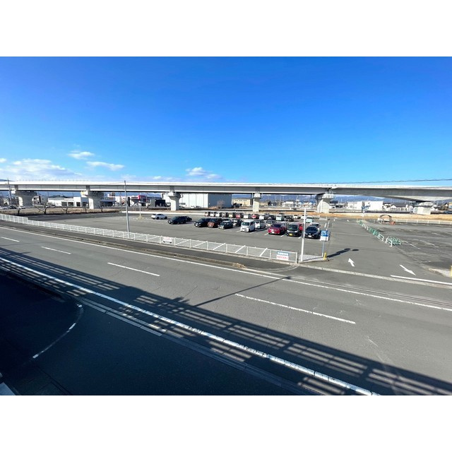 本巣市政田の店舗事務所の駐車場