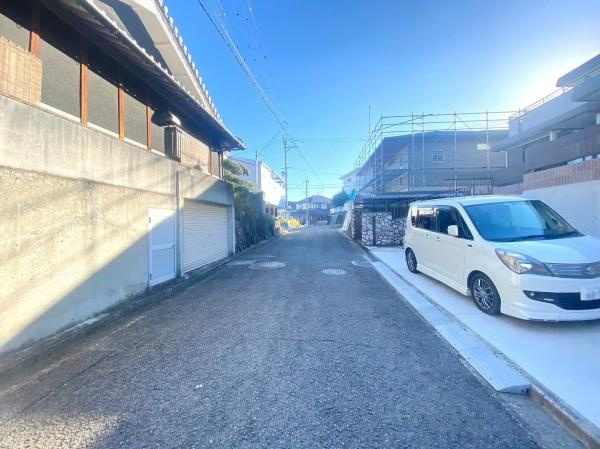 貴志川町長山中古戸建の前面道路含む現地写真|学区の西貴志小学校は約1577m（徒歩約19分）、貴志川中学校は約2520m（自転車14分）