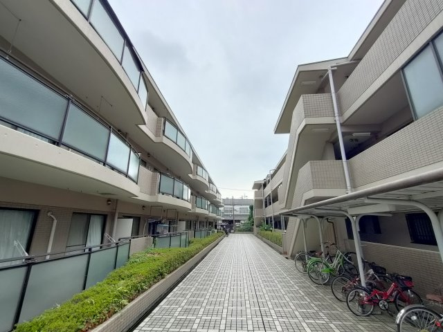 メイプルヴィラのエントランス|毎日通るエントランスはこのようになっています