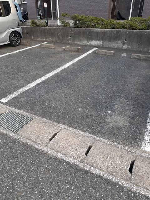 サンエステートの駐車場