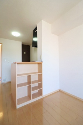 【洋室】 | ラーンサバーイ | 落ち着いた色調の洋室です