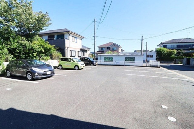 【駐車場】 | ラーンサバーイ | 駐車場があるので、車を買う予定の方も安心です