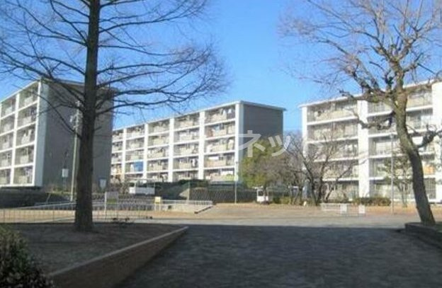 知多市朝倉団地18号棟貸店舗の外観