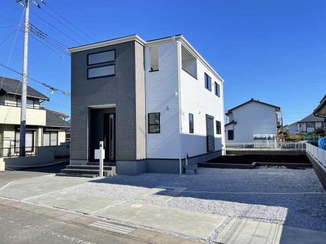 藤岡市森第3（全1棟）1号棟の外観|ナチュラルで飽きの来ないデザインは流行に左右されない家の形です。外構も綺麗に仕上がっています(^▽^)/
