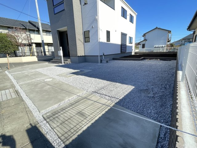 藤岡市森第3（全1棟）1号棟の駐車場|美しい街並みの分譲地です。車の出し入れもラクラクなカースペース及び広々な前面道路です。 車の運転が苦手な奥様もこれなら安心です(^▽^)/