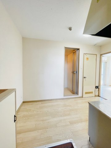 日栄ビルの玄関