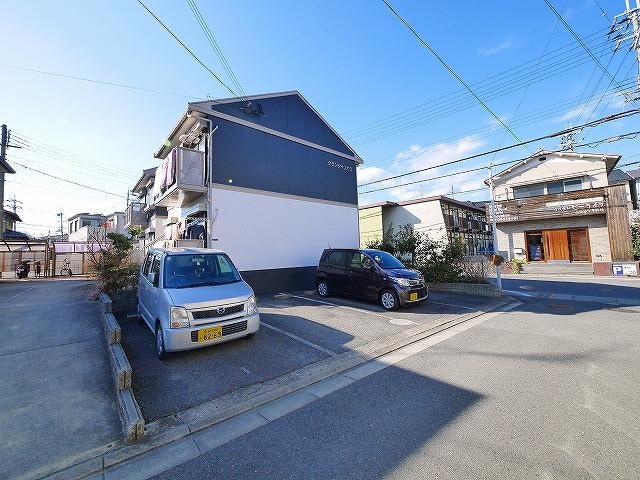 グランシャリオC（六条）の駐車場|カースペースがあります