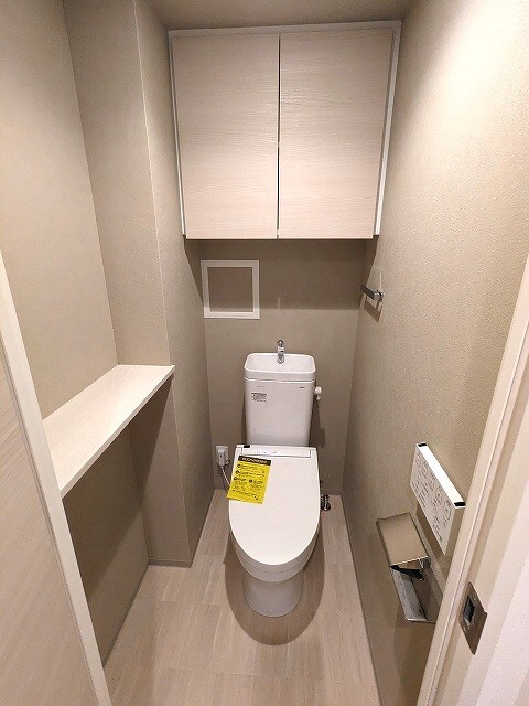 ドゥーエ三ノ輪Ⅱのトイレ|温水洗浄便座です、スマホホルダーあります