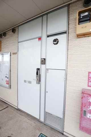 レオパレスルミエールのエントランス