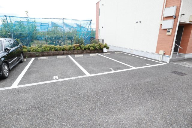 レオネクストハイムトミの駐車場