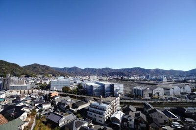 【展望】 | 【上質リフォーム】ヴィラージュ堀越弐番館光彩の街 | 【四季を感じる】
四季の移ろい・爽やかな青空や風を感じられ
自然を愉しめるパノラマビュー。
毎日の暮らしに余裕を感じさせてくれる、
遮る物の無い開放的な眺望を是非、ご堪能ください。