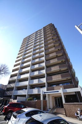 【外観】 | 【上質リフォーム】ヴィラージュ堀越弐番館光彩の街 | 【耐震性】
耐震性の高さを判断するポイントは、
建築確認申請日が1981年6月1日以降の
新耐震基準に適合しているかどうか。
震度６程度の大地震でも
建物が崩壊しないレベルが基準になりました。