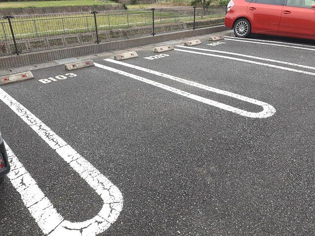 メゾンラルジュBの駐車場