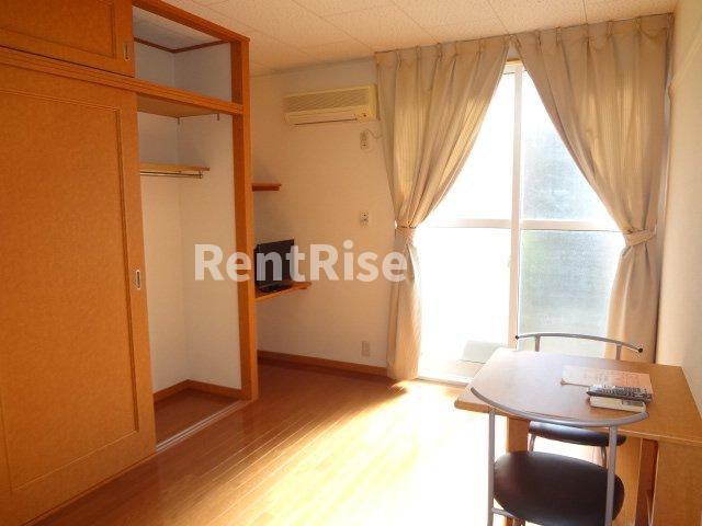 レオパレス冨田の居間・リビング|机は用途に合わせて折りたたみ可能！