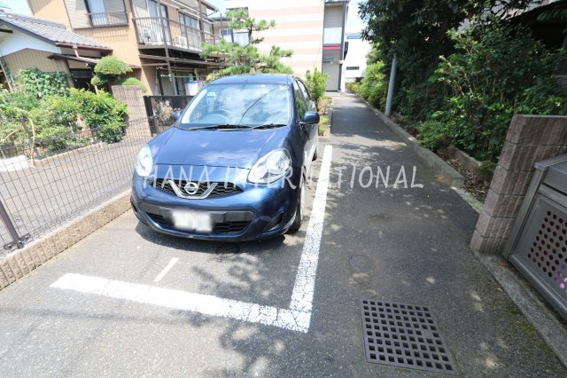 レオパレスルーチェの駐車場