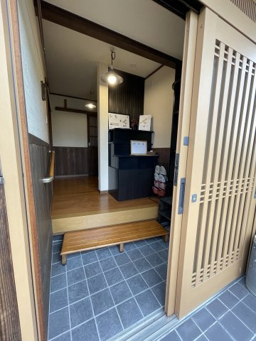 津山市林田　貸店舗の玄関
