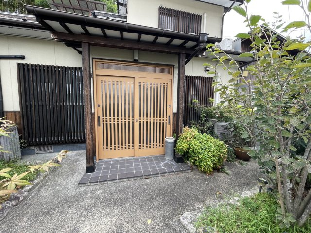 津山市林田　貸店舗の玄関