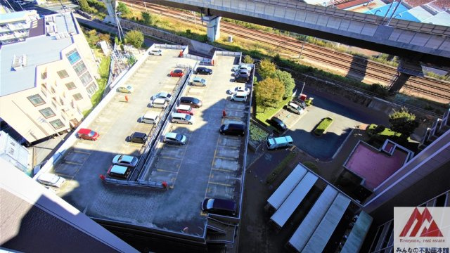 エバーライフネアシティ弐番館の駐車場